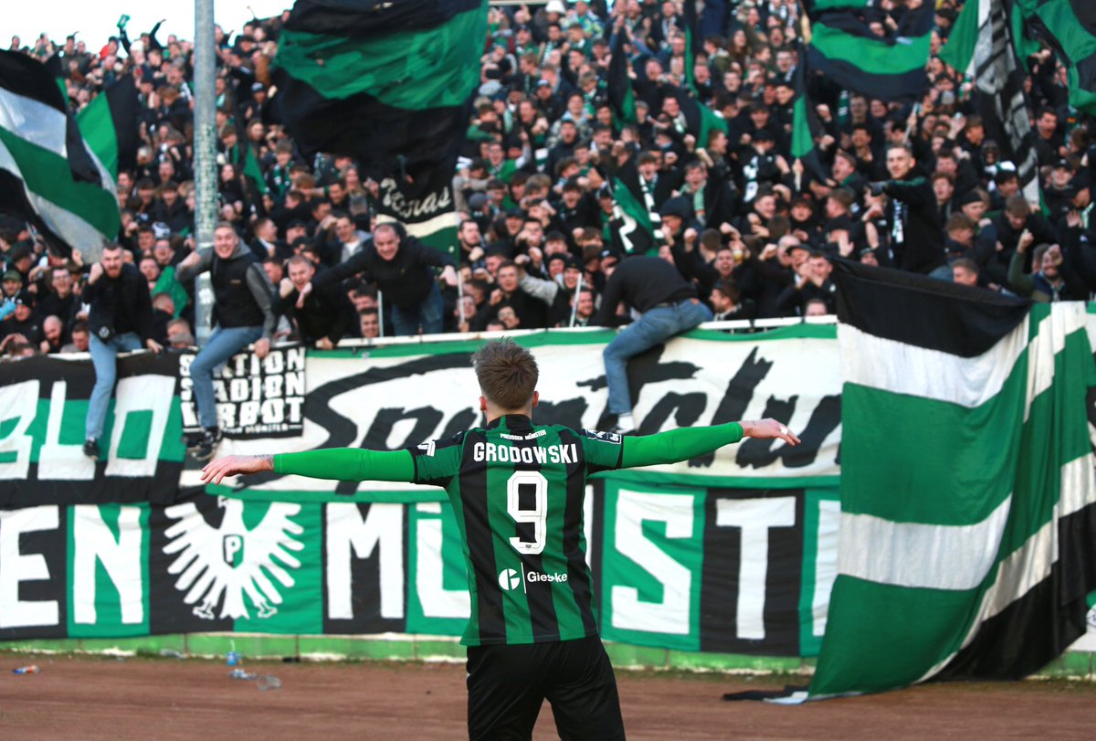 Preussen06's tweet photo. 55‘ Grodowski erlöst die Preußenfans und erzielt das Führungstooooooor… ⚫️⚪️💚 #scp06 
___
#SCPHFC 1:0 https://t.co/j95aweiqDI