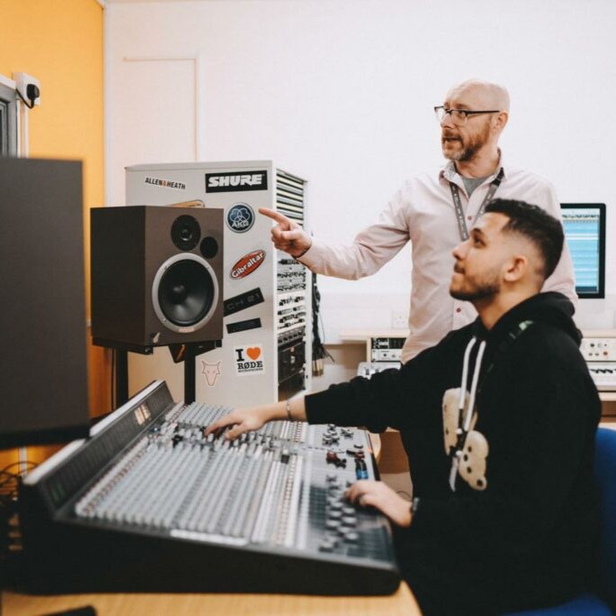 Do you want to launch your dream music career? Develop the art of music production and sound design with our comprehensive music technology course! Become a skilled music technologist or producer. To find out more information, click here: bit.ly/3GWez2k
