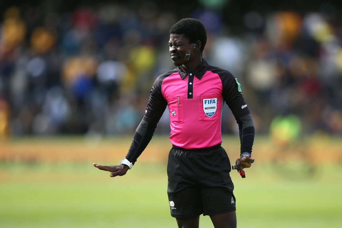 iDiskiTimes's tweet photo. What did you make of the performance of referee Jelly Chavani in the #SowetoDerby? 

#DStvPrem https://t.co/x5OwOxntXX