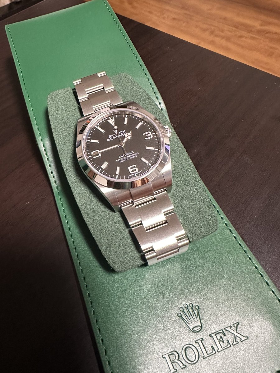maku030303's tweet photo. やっとオーバーホールから帰ってきたこの子😌
エクワンがピカピカになりました✨
#ロレックス
#Rolex
#EXPLORER
#エクワン https://t.co/WdKY9oo9IR