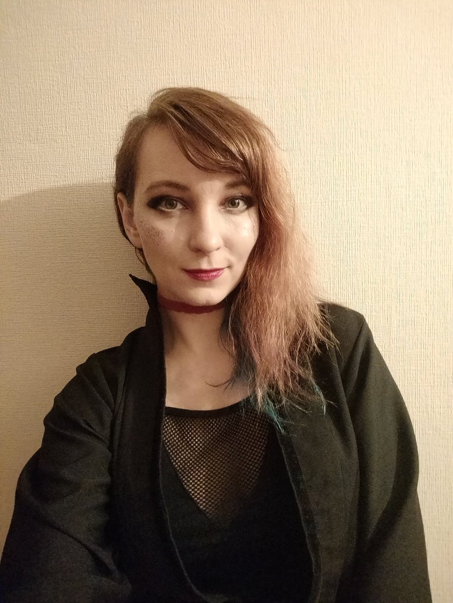 Эта маленькая вампирша уже приехала на вампирский концерт, чтобы отдыхать с другими вампиршами))

*Как мне нравится, что большая часть зрителей в заявленном дресс-коде~