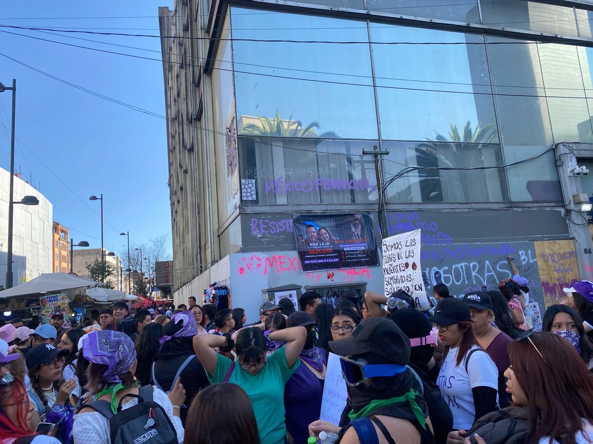 QuePocaMadreMex's tweet image. ‼️QUE VERGÜENZA‼️
NUEVAMENTE EL ALCALDE #PRIISTA DE #AlmoloyaDeJuarez #EdoMex, @Oscar_SanchezMx SE HACE PRESENTE, PERO AHORA EN LAS PROTESTAS DEL #8M A LAS AFUERAS DE PALACIO NACIONAL. 🐵🙈

📌Ayer durante la marcha nacional del #8M2024 se vieron en distintos puntos de la #CDMX