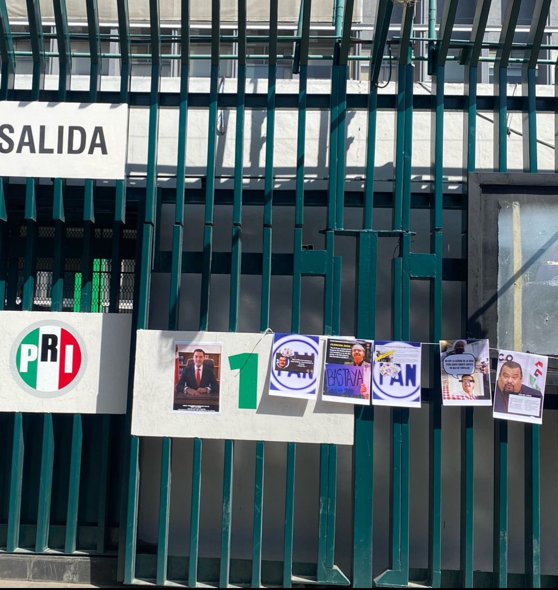 QuePocaMadreMex's tweet image. ‼️QUE VERGÜENZA‼️
NUEVAMENTE EL ALCALDE #PRIISTA DE #AlmoloyaDeJuarez #EdoMex, @Oscar_SanchezMx SE HACE PRESENTE, PERO AHORA EN LAS PROTESTAS DEL #8M A LAS AFUERAS DE PALACIO NACIONAL. 🐵🙈

📌Ayer durante la marcha nacional del #8M2024 se vieron en distintos puntos de la #CDMX