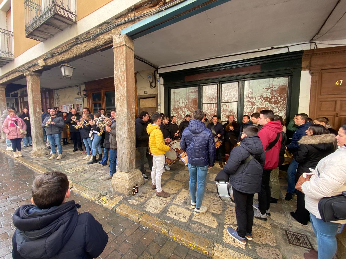 AytoRioseco's tweet photo. ✝️ Gran ambiente en el Vermú Cofrade en el que han  participado las tres bandas de Medina de Rioseco: @bct_clemencia, @BandaRioseco y @NazarenosBand. Ya sólo faltan 14 días para el inicio de nuestra @ssenrioseco. https://t.co/04BUUDvz1V