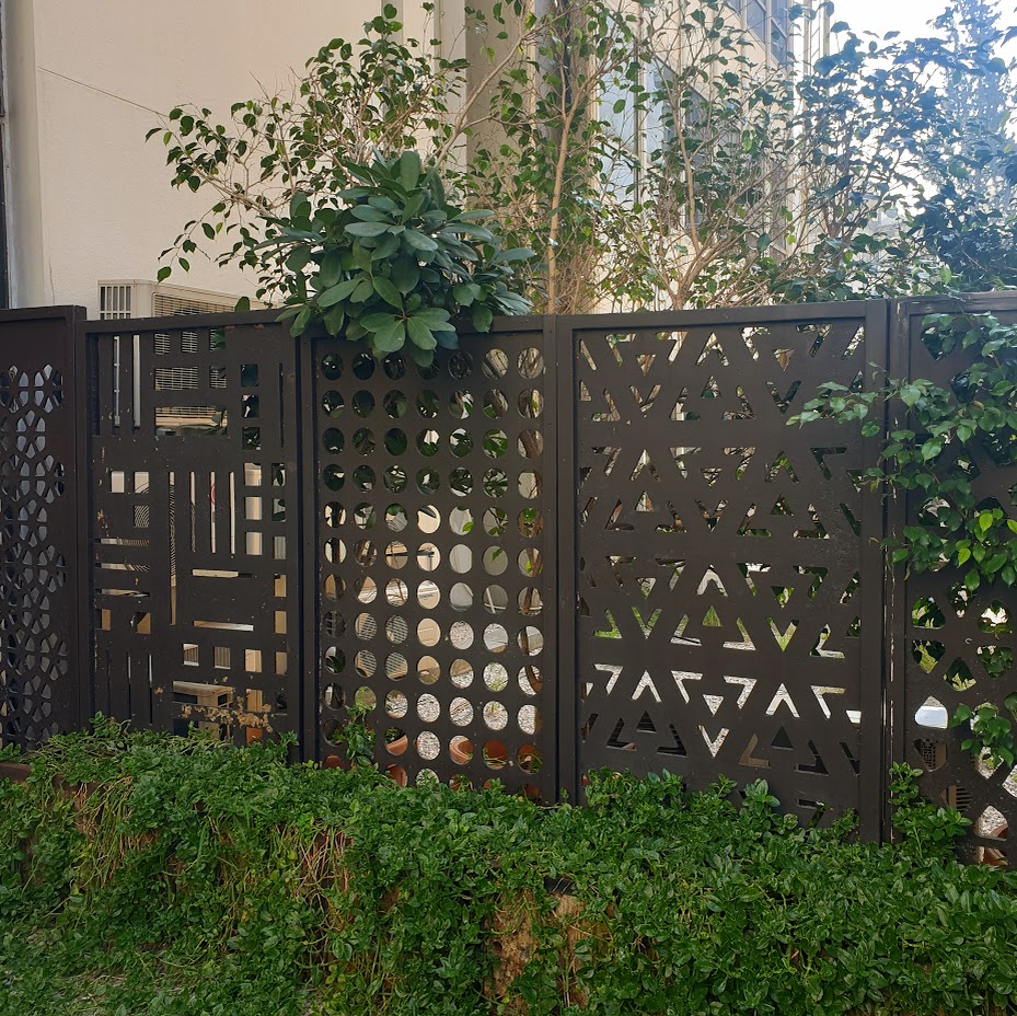 Ziad_AC's tweet photo. A Deep Dive into the #Plastics #Recycling World:
#ecoboards made from 100% single-use plastics were transformed into a #garden #fence and separation. They have been in operation since 2015 https://t.co/Dloedp5ngz