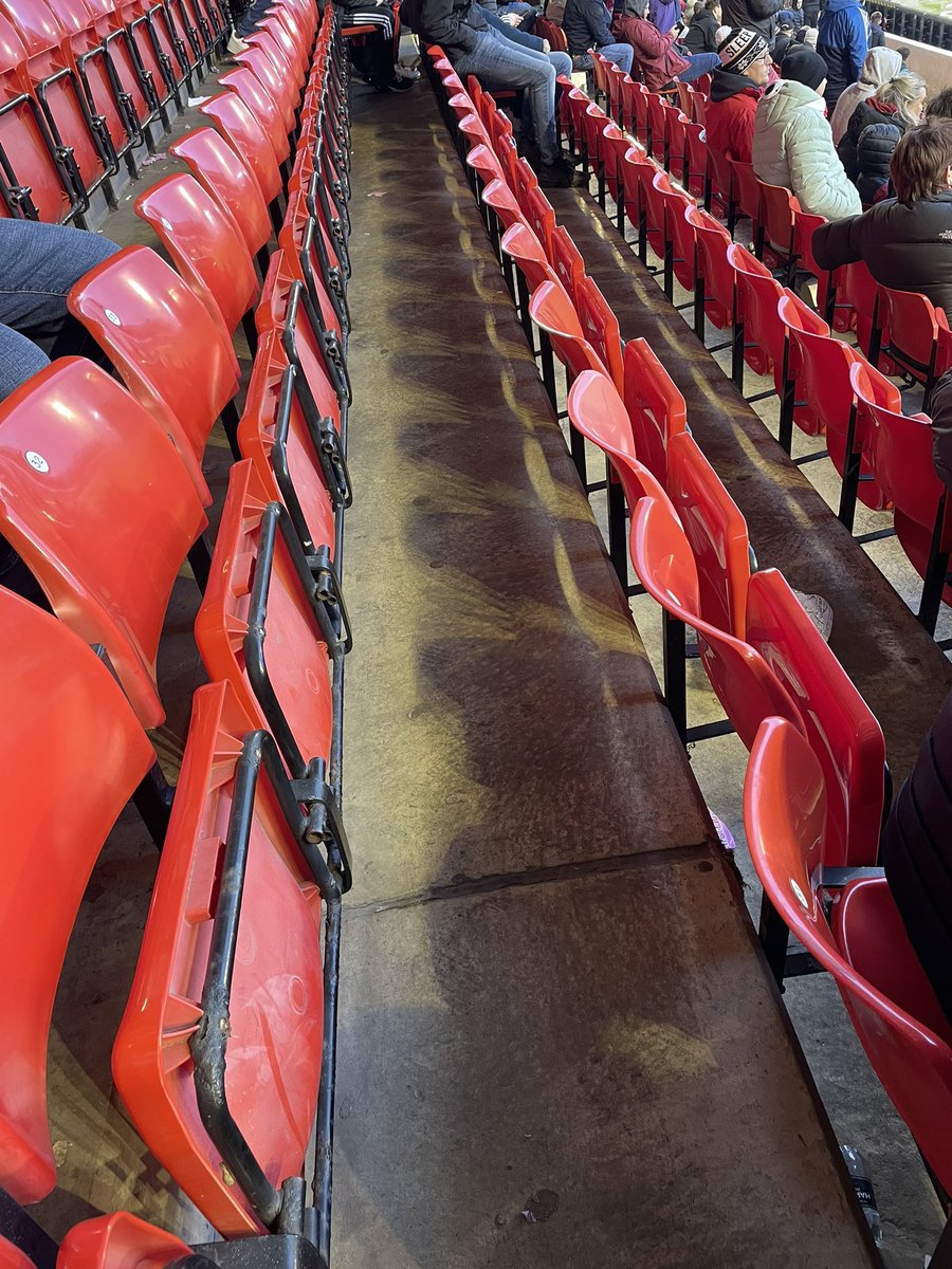 Current scenes at Oakwell after the worst tactical substitutions i’ve ever seen. Absolute limbs. #Barnsleyfc #Barnsley #limbs #imps #Lincoln