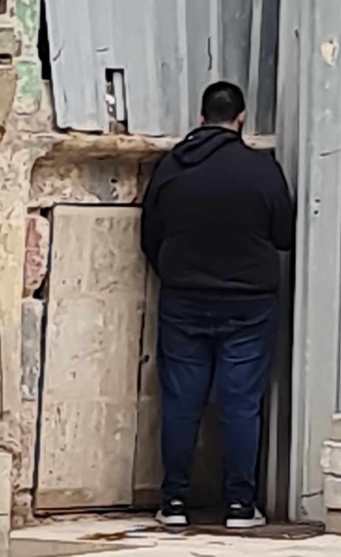 VLCshopping's tweet image. En la fachada de los Santos Juanes,  sin vergüenza ni respeto al patrimonio, sin educación .  Se precisa una Ordenanza estricta que sancione como corresponde.  Nuestra ciudad y nuestros Monumentos no se merecen esto. @AjuntamentVLC  @policialocalvlc @mjosecatala