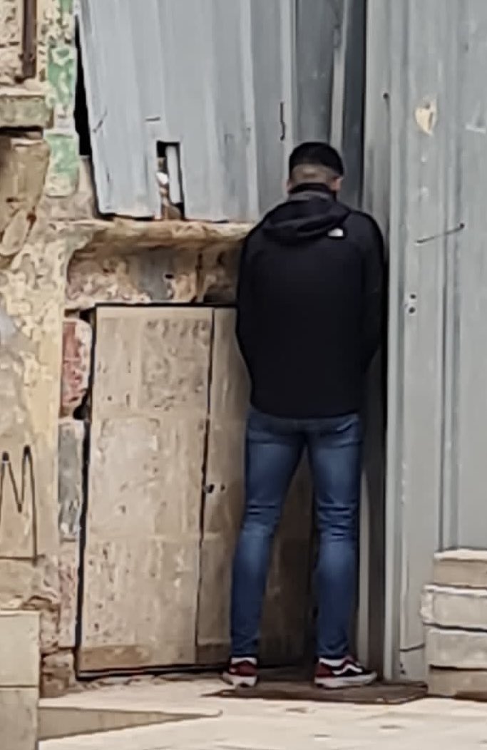 VLCshopping's tweet image. En la fachada de los Santos Juanes,  sin vergüenza ni respeto al patrimonio, sin educación .  Se precisa una Ordenanza estricta que sancione como corresponde.  Nuestra ciudad y nuestros Monumentos no se merecen esto. @AjuntamentVLC  @policialocalvlc @mjosecatala