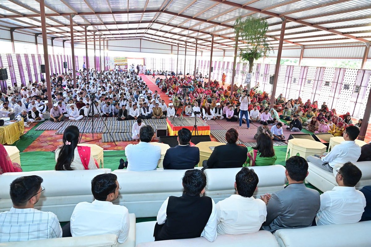 HabitatHealer's tweet photo. हरित प्रणाम, तपोभूमि लालासर साथरी में स्वामी सच्चिदानंद जी आचार्य के सानिध्य में आयोजित 7 वें युवा संगम में शामिल होकर समाज के बुजुर्गों, युवा बहन -भाइयों से पर्यावरण संरक्षण व सामाजिक जीवन के विभिन्न पहलुओं पर संवाद किया ।@isachchidanandG https://t.co/HiiCbY6P77