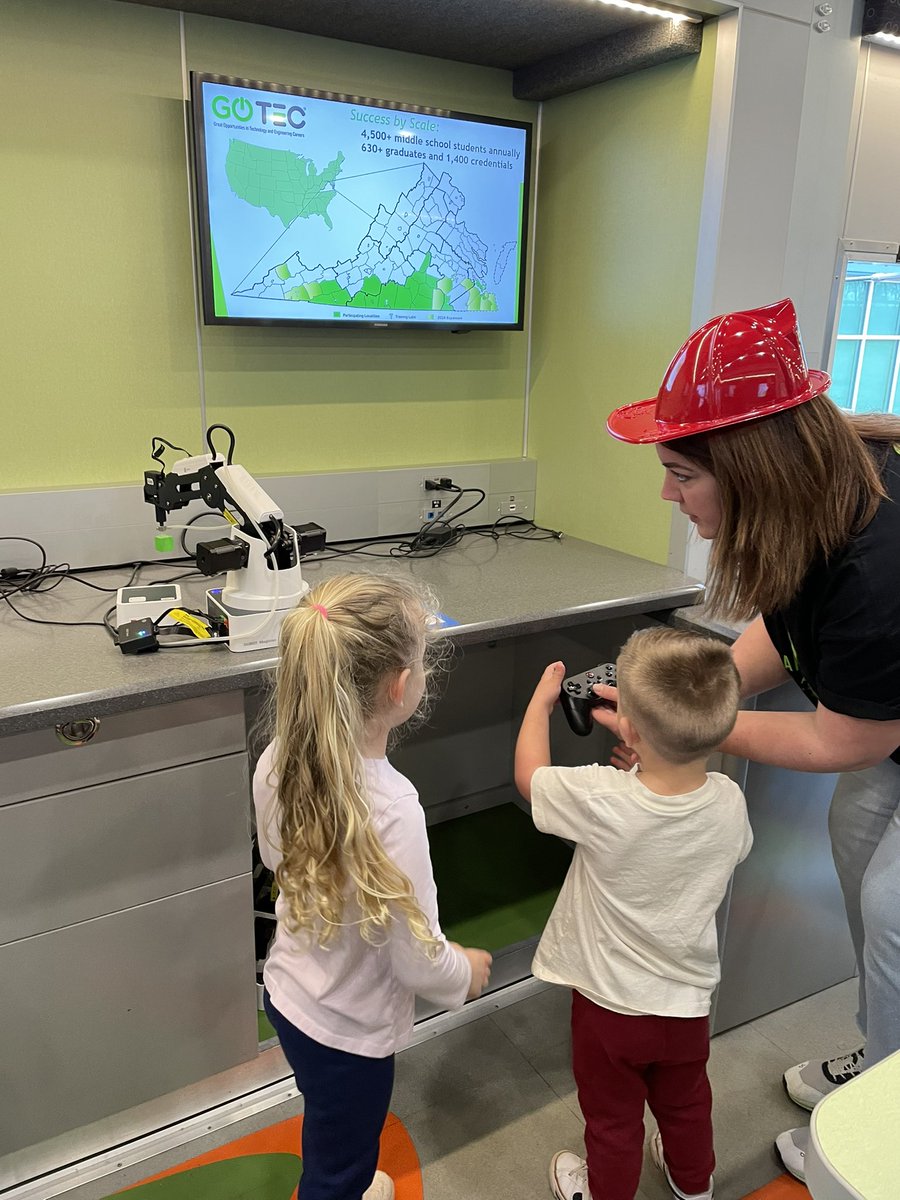 makerenergyfair's tweet photo. Don’t miss the GoTec mobile lab outside by the fire truck!  Robots, 3D printers and more!
#culpepermakers24 https://t.co/j7m0i54BHH