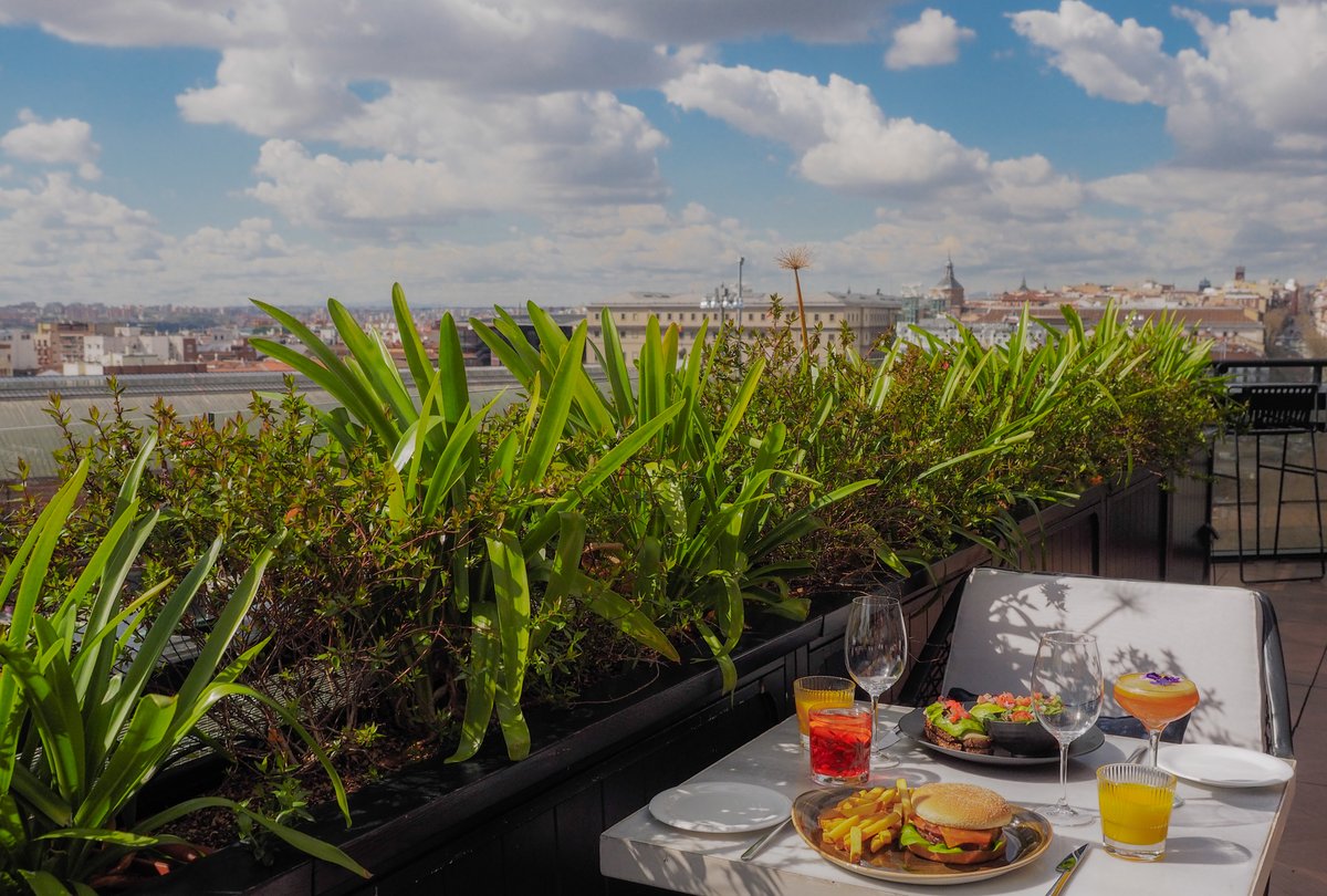 Este domingo no te quedes sin tu brunch, ¡Resérvalo ya! 🙌 No te puedes perder el brunch de Only YOU Atocha con unas vistas impresionantes desde su rooftop 👉 hoteltreats.com/es/espana/madr…