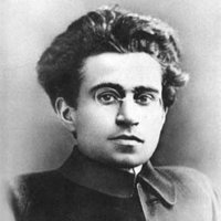 BdGEORGES's tweet photo. "JE HAIS LES INDIFFÉRENTS"
#AntonioGramsci
"Je hais les indifférents. Je crois comme Friedrich Hebbel que « vivre signifie être partisans ». Il ne peut exister seulement des hommes, des étrangers à la cité. Celui qui vit vraiment ne peut qu’être citoyen, et prendre parti. L’indifférence c’est l’aboulie, le parasitisme, la lâcheté, ce n’est pas la vie. C’est pourquoi je hais les indifférents.
L’indifférence est le poids mort de l’histoire. C’est le boulet de plomb pour le novateur, c’est la matière inerte où se noient souvent les enthousiasmes les plus resplendissants, c’est l’étang qui entoure la vieille ville et la défend mieux que les murs les plus solides, mieux que les poitrines de ses guerriers, parce qu’elle engloutit dans ses remous limoneux les assaillants, les décime et les décourage et quelquefois les fait renoncer à l’entreprise héroïque.
L’indifférence œuvre puissamment dans l’histoire. Elle œuvre passivement, mais elle œuvre. Elle est la fatalité; elle est ce sur quoi on ne peut pas compter; elle est ce qui bouleverse les programmes, ce qui renverse les plans les mieux établis; elle est la matière brute, rebelle à l’intelligence qu’elle étouffe. Ce qui se produit, le mal qui s’abat sur tous, le possible bien qu’un acte héroïque (de valeur universelle) peut faire naître, n’est pas tant dû à l’initiative de quelques uns qui œuvrent, qu’à l’indifférence, l’absentéisme de beaucoup.
... 
Je vis, je suis partisan. C’est pourquoi je hais qui ne prend pas parti. Je hais les indifférents."

11 février 1917
Traduit de l’italien par Olivier Favier
https://t.co/kY7RgRwBL9