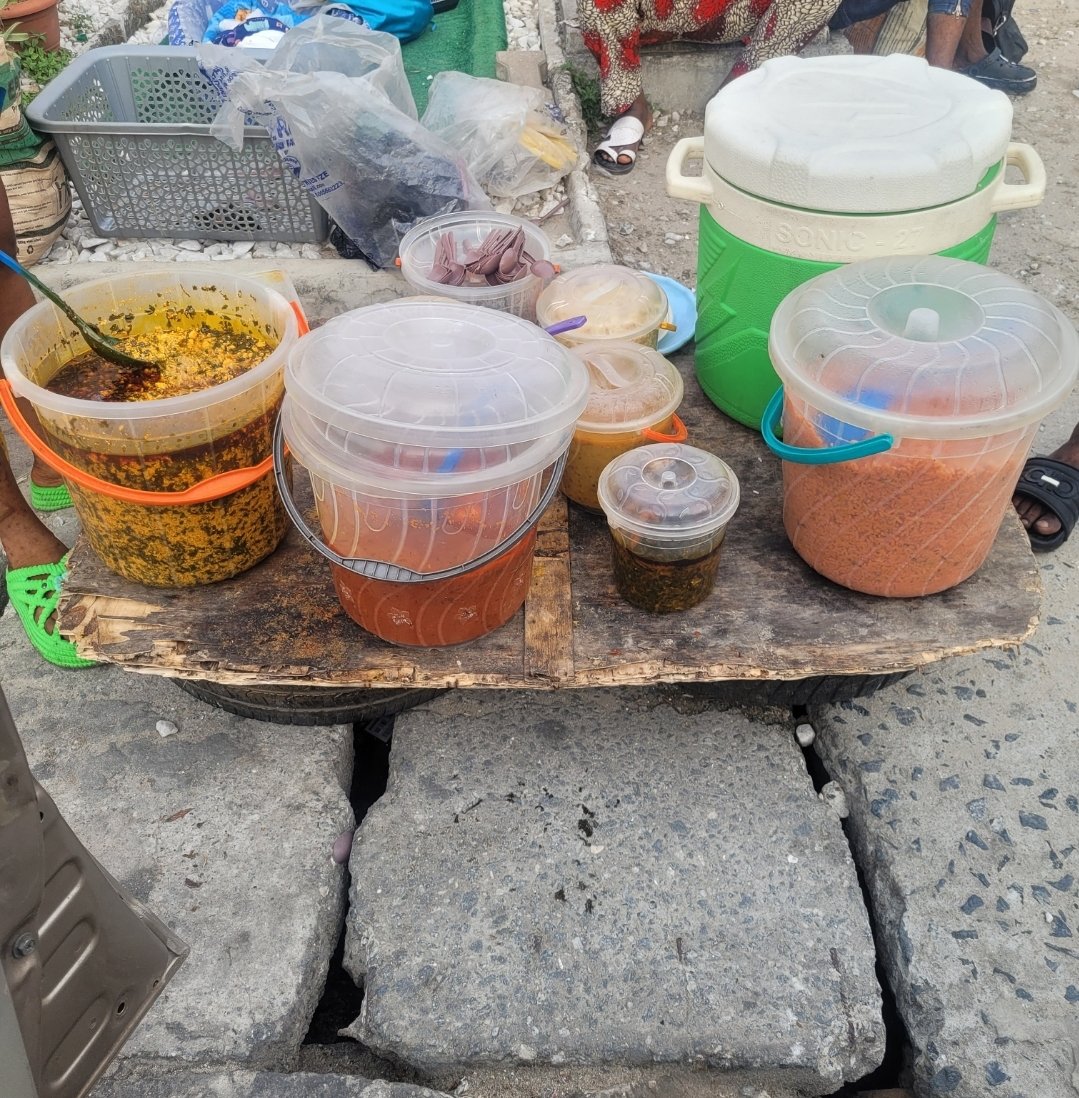 DanielRegha's tweet photo. I never knew they sold mama-put in Lekki Phase 1 (Lagos). Saw one guy selling &amp; it was delicious, plus very cheap; N1,100 for everything...😃 https://t.co/O6LnJsgirC