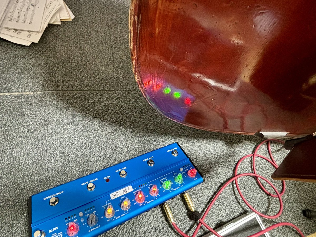 kohetsubass's tweet image. 久しぶりに ＃Bassics のプリアンプを引っ張り出して来ました。クリアで柔らかめのサウンドがするのでクッキリハッキリサウンドの ＃ヤマヒコ のピックアップと相性が良い感じです♪ABボックス内蔵なのでエレベと持ち替えするのにも便利です。 ＃ウッドベース