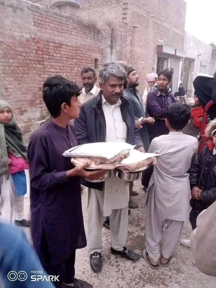 Awaz_Punjab_Di's tweet photo. منڈی بہاوالدین کے گاؤں بکن میں انوکھی شادی !!!
خضرحیات نمبردار نے اپنے بیٹے صائم علی کی شادی کے موقع پر اپنے گاؤں میں ماشاءاللہ ایک نئی مثال قائم کی ہے  پورے گاؤں میں بمشکل گزر اوقات کرنے والی عوام کو فی گھر نقد5000 ہزار روپے ، ساتھ ایک عدد زنانہ سوٹ اور بکرے کا پکا ہوا گوشت،روٹی بمع برتن اور ساتھ حلوہ بھی برتن کے ساتھ تقسم کیا ۔۔۔۔۔۔۔
ڈھول ڈھمکے اور گولہ بارود پر روپے خرچ کرنے سے تو یہ بہت بہتر روایت ہے - کیا خیال ہے ؟؟؟؟