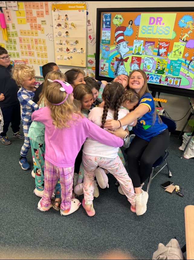 PHS_VSoftball's tweet photo. Thank you @PES_Bulldogs for allowing us to help you celebrate Read Across America week! 📚💙🥎💛 https://t.co/j6bvBtjcu3