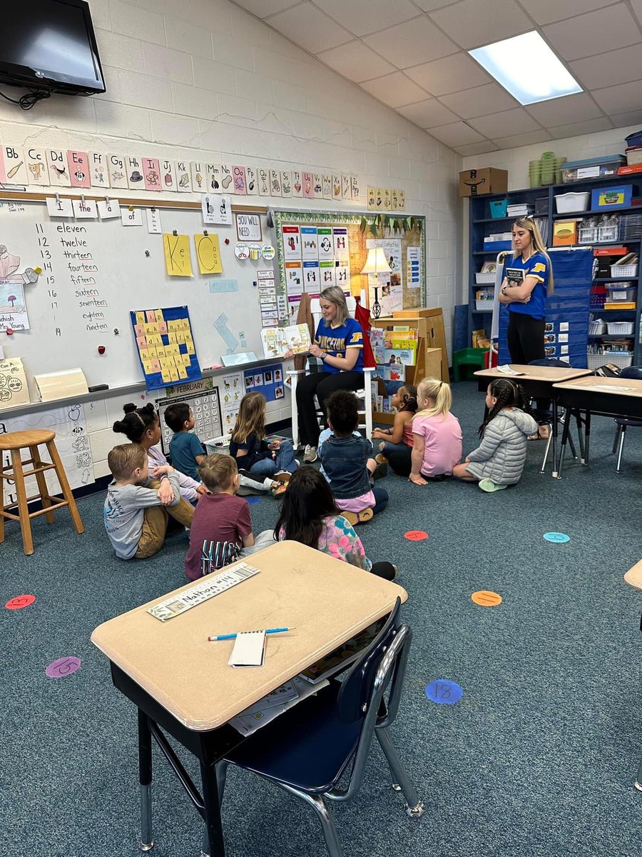 PHS_VSoftball's tweet photo. Thank you @PES_Bulldogs for allowing us to help you celebrate Read Across America week! 📚💙🥎💛 https://t.co/j6bvBtjcu3