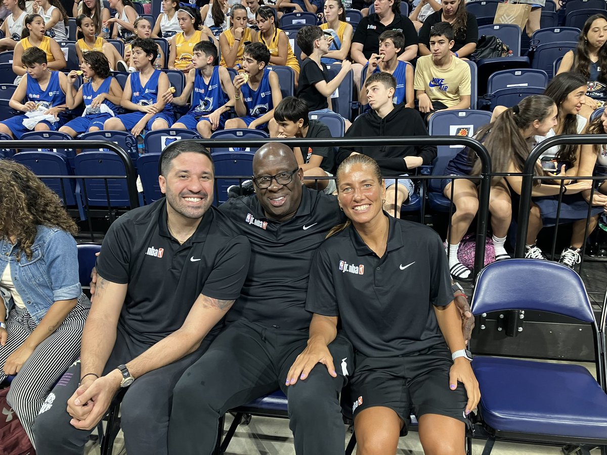 sperezprensa's tweet photo. Los venezolanos Carl Herrera y Greivies Vásquez dos ex jugadores de la NBA acompañan las finales de la Junior, junto a Lorena Infante la ex jugadora española que representa a la NBA y dará la Coach Academy. @montevideoIM https://t.co/D9mZhZO9VO