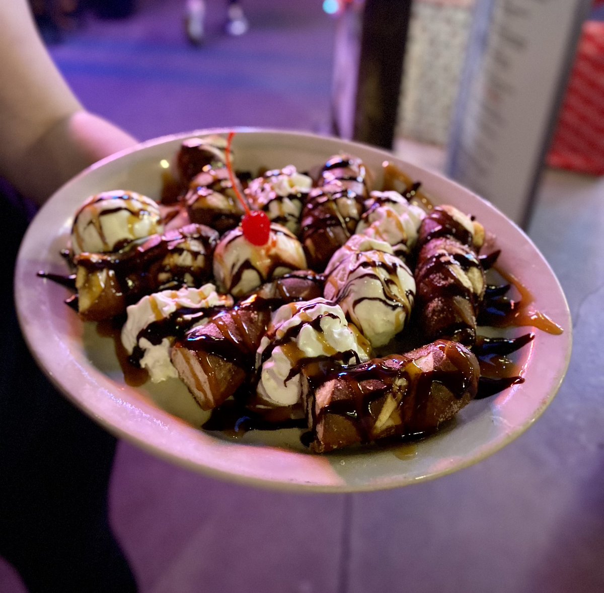 SnookersRI's tweet photo. 📸| 𝙎𝙤𝙛𝙩 𝙋𝙧𝙚𝙩𝙯𝙚𝙡 𝙎𝙪𝙣𝙙𝙖𝙚
Coated in cinnamon sugar and served with three scoops of vanilla ice cream drizzled with chocolate and caramel sauces and finished with whipped cream and a cherry. Made to share. https://t.co/taVgqluxDM