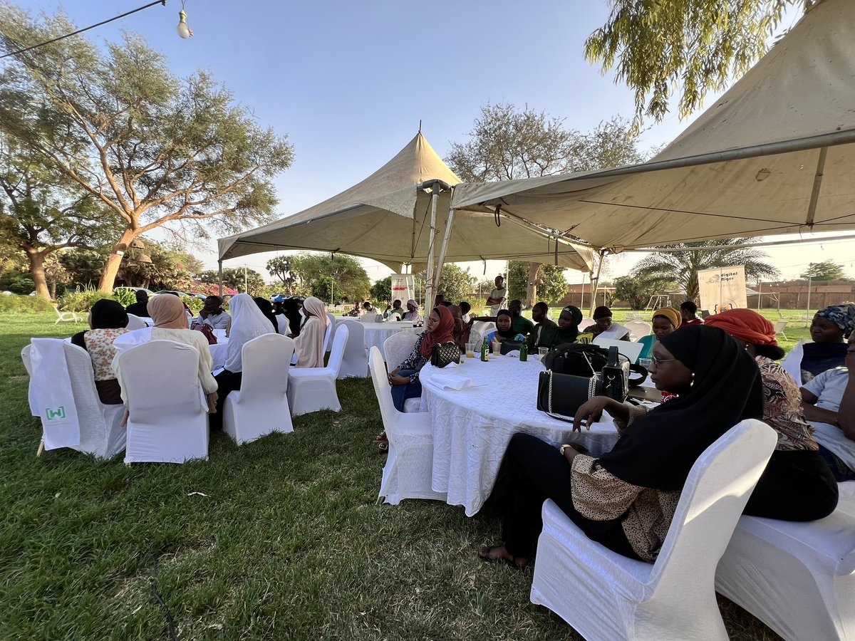 seynim6's tweet image. 📌#TechTea édition 2 &amp;amp; le #InternationalWomansDay du @NiameyWtm se passent en ce moment aux Roniers  autour de la tech et des expériences vécue au quotidien par des acteurs de l&apos;écosystème 277.