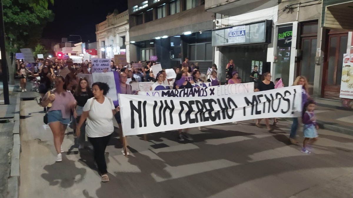 La proclama de los colectivos de mujeres que este año organizaron los actos y marcha por el 8M responsabilizaron al gobierno y al estado por el retroceso y la perdida de derechos conquistados. La misma alude a la violencia machista, la violencia contra niños y la lucha palestina