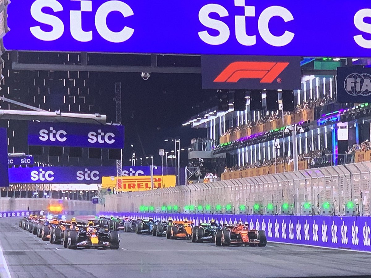 margaretojalvo's tweet photo. #SaudiaArabianGP #F1 #largaron 50 vueltas #Laps 27 Cuevas de las cuales 7 son fuertes. Todo rápido. #Gasly con #problemas @aldiaconmariac @RImpaglione pics #MO @espn @StarPlus https://t.co/OGJKfnjGtN