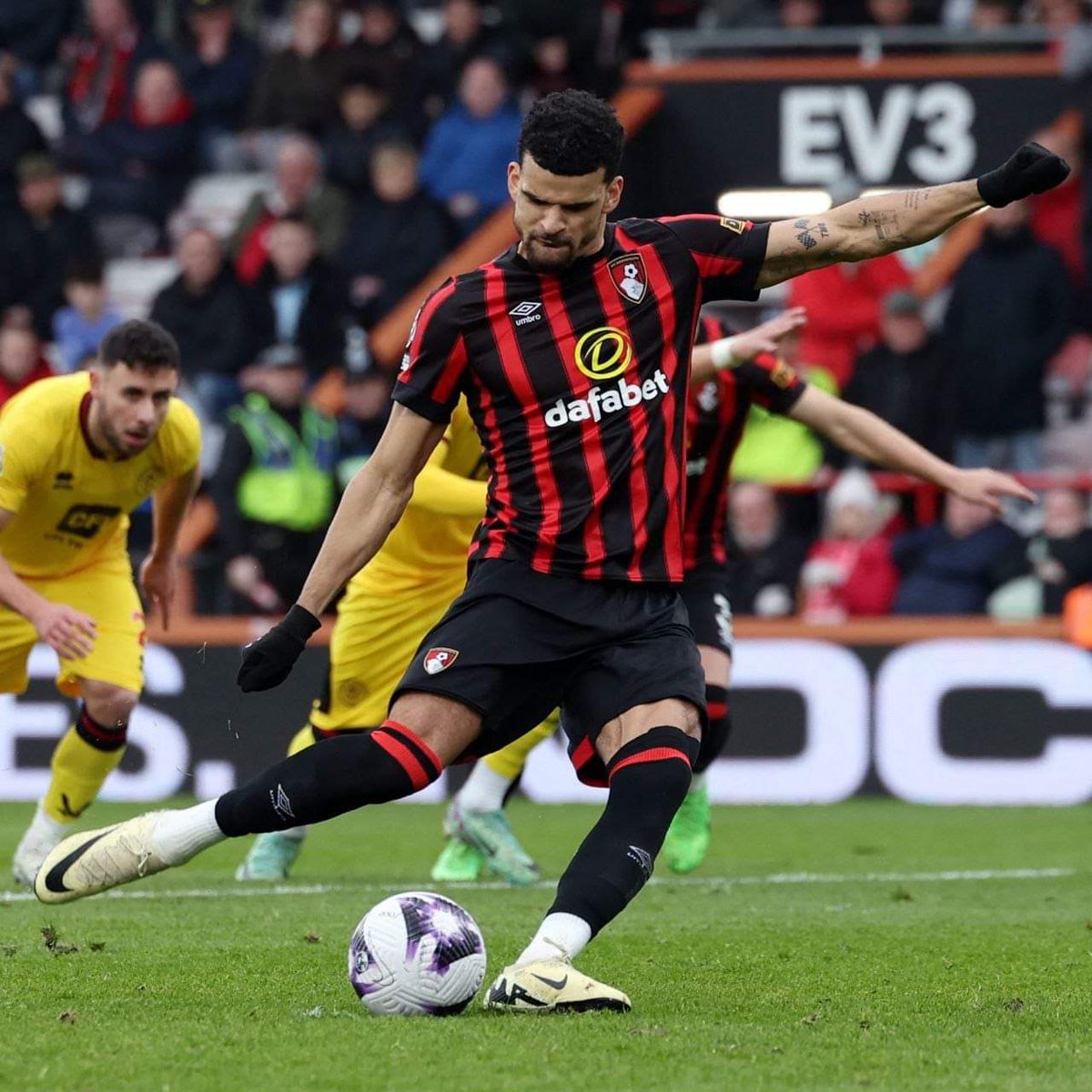FplMeter's tweet photo. Iconic pic of #DGW28 #FPL : https://t.co/UEO9Jj2zf7