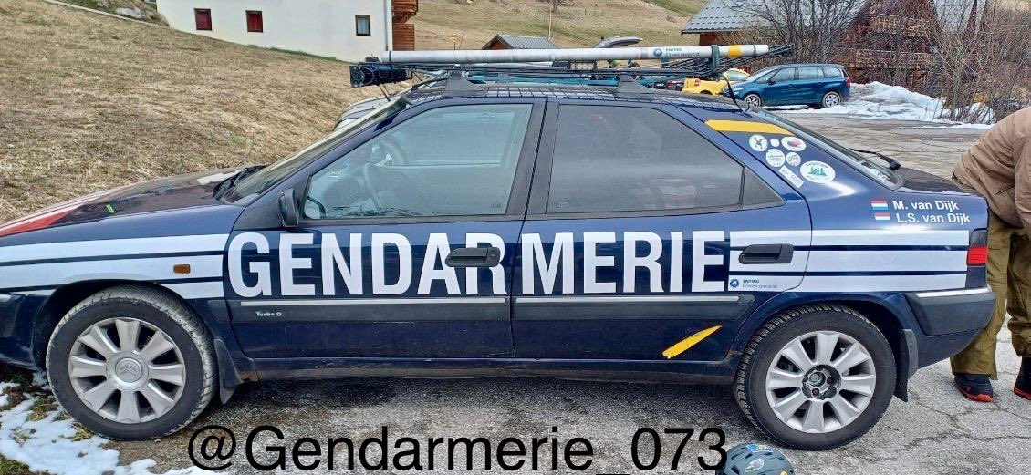 Gendarmerie_073's tweet photo. 🇫🇷 INSOLITE | La brigade de Saint-Jean-de-Maurienne a eu la surprise de tomber sur des vacanciers 🇳🇱 avec une réplique d’une voiture de @Gendarmerie près de Saint-Sorlin-d’Arves ce samedi. 

Nous aimons bien nos fans 😉 mais il est interdit de circuler avec un tel « bolide » ! https://t.co/iddfelOUjd