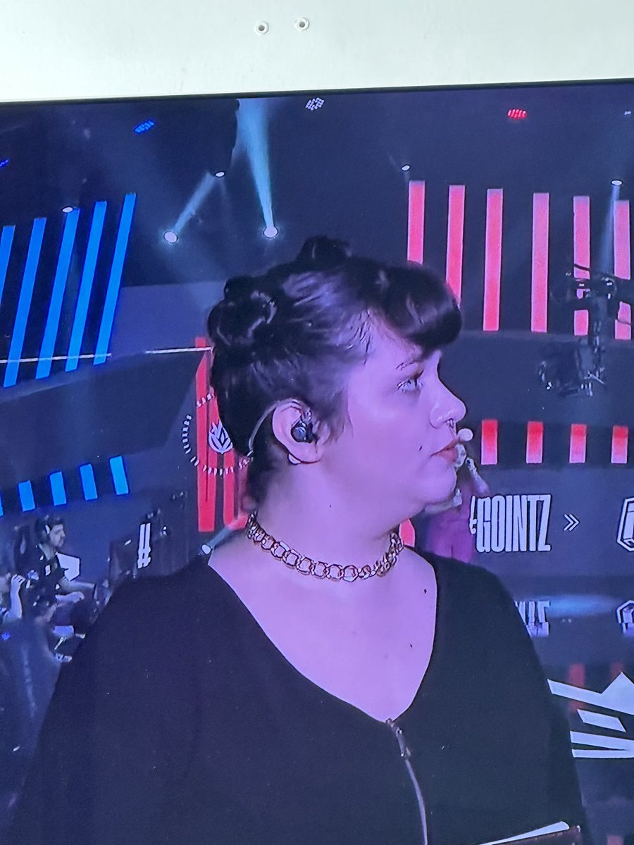 bezfee's tweet photo. Como eu amo ver a @Anyazita_ no #CBLOL https://t.co/yxL00kTnzN