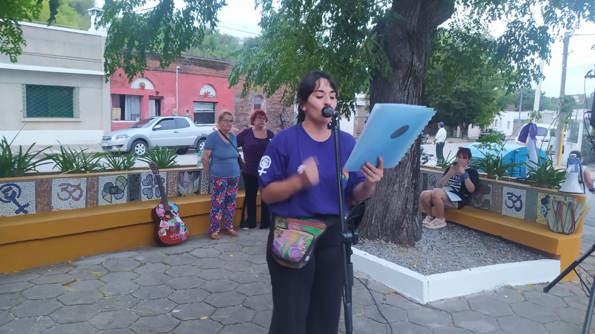 Mujer Alejandra Chávez leyó una proclama del sindicato de profesores de secundaria de Florida. Luego  pasadas las 19 horas dió inicio la marcha del 8M desde la plaza de la mujer hasta la plaza Asamblea donde se leyó la proclama central y se realizó un espectáculo artístico.