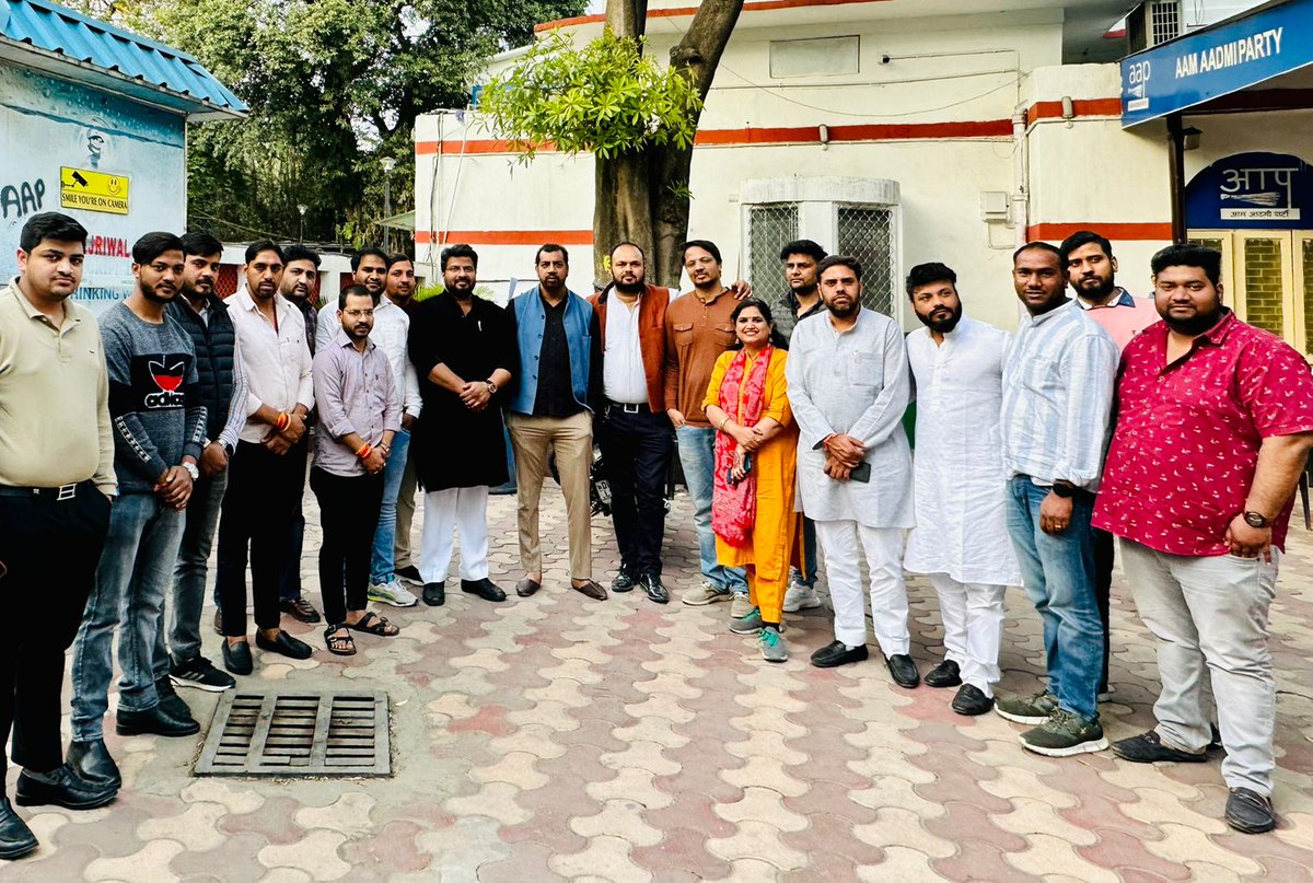 PankajGupta7838's tweet photo. @AAPDelhi पार्टी कार्यालय में आम आदमी पार्टी यूथ विंग की लोकसभा चुनाव को लेकर एक महत्वपूर्ण बैठक हुई। जिसमें लोकसभा चुनाव में यूथ विंग की जिम्मेवारी तय करी गई
#संसद_में_भी_केजरीवाल_तो_दिल्ली_होगी_और_खुशहाल -@ArvindKejriwal
@AapKaGopalRai @SandeepPathak04 @SanjayAzadSln https://t.co/TP9O8NgQ51