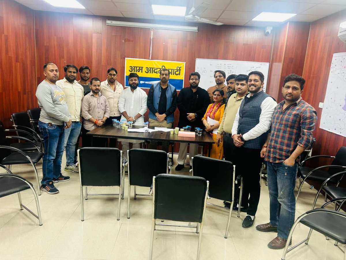 PankajGupta7838's tweet photo. @AAPDelhi पार्टी कार्यालय में आम आदमी पार्टी यूथ विंग की लोकसभा चुनाव को लेकर एक महत्वपूर्ण बैठक हुई। जिसमें लोकसभा चुनाव में यूथ विंग की जिम्मेवारी तय करी गई
#संसद_में_भी_केजरीवाल_तो_दिल्ली_होगी_और_खुशहाल -@ArvindKejriwal
@AapKaGopalRai @SandeepPathak04 @SanjayAzadSln https://t.co/TP9O8NgQ51