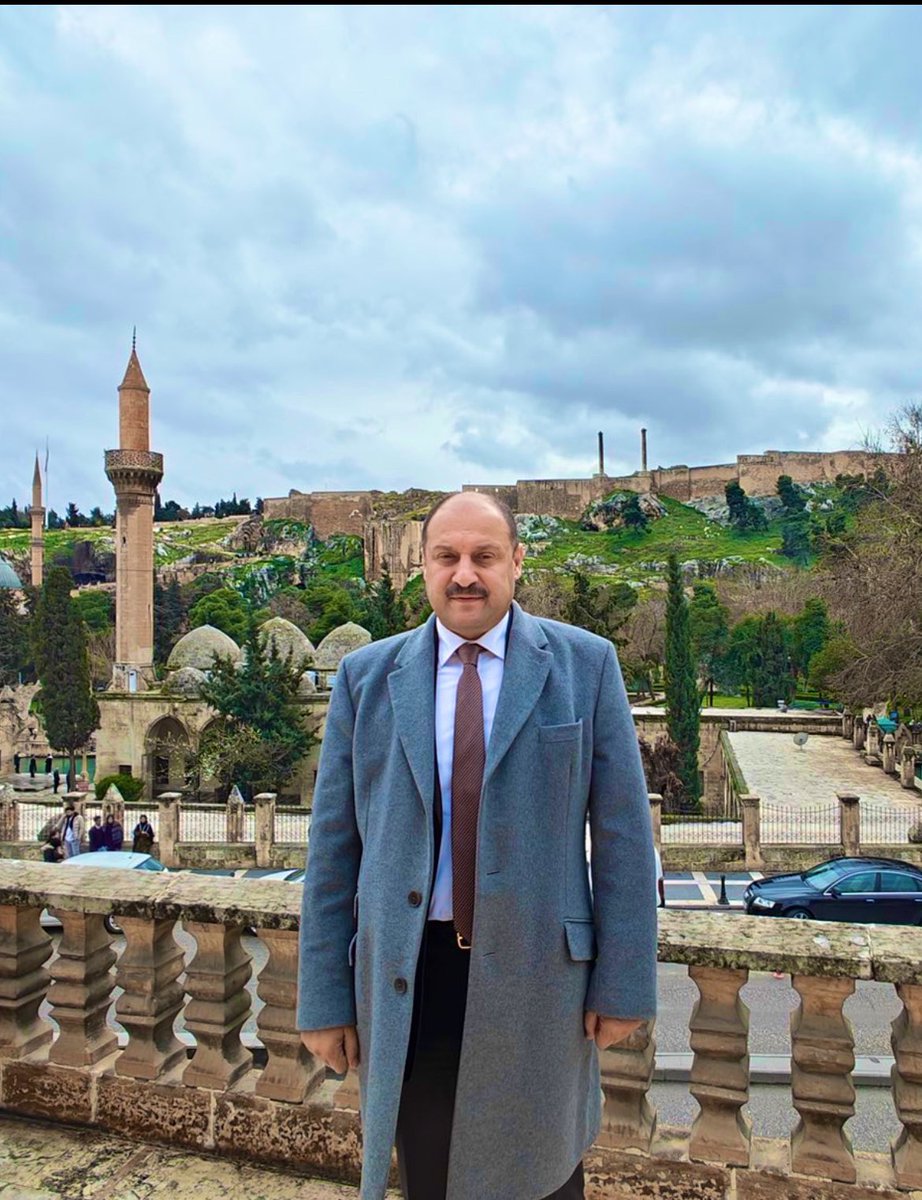 maybeoneday063's tweet photo. Cumhurbaşkanina saygısından merkez seçim bürosunu sırf cumhurbaşkaninin miting yerine yakin diye siyasi nezaket gereği bugün kapati tuttu... 
İşte bu adam bu kadar düzgün bu kadar ahlaklı bir adam.. 
@mkasimgulpinar_ https://t.co/HCLLpULbSo