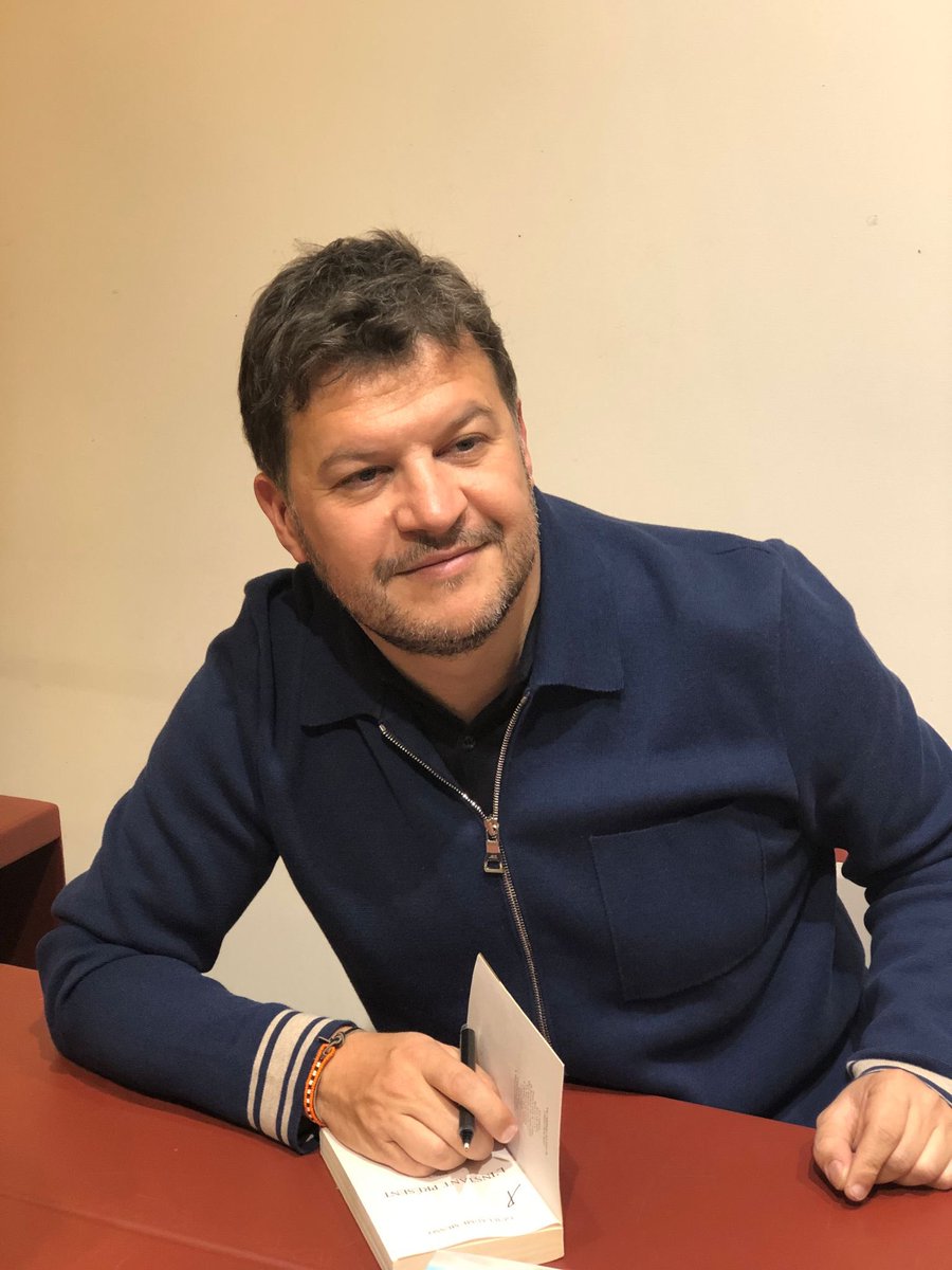 calmann_levy's tweet photo. Beaucoup de monde aujourd’hui à la librairie @Icigrandsbvd pour @Guillaume_Musso ! Et avec des lecteurs très heureux 😍📚

@Hachette_France @livredepoche https://t.co/sDgLWzXgDS