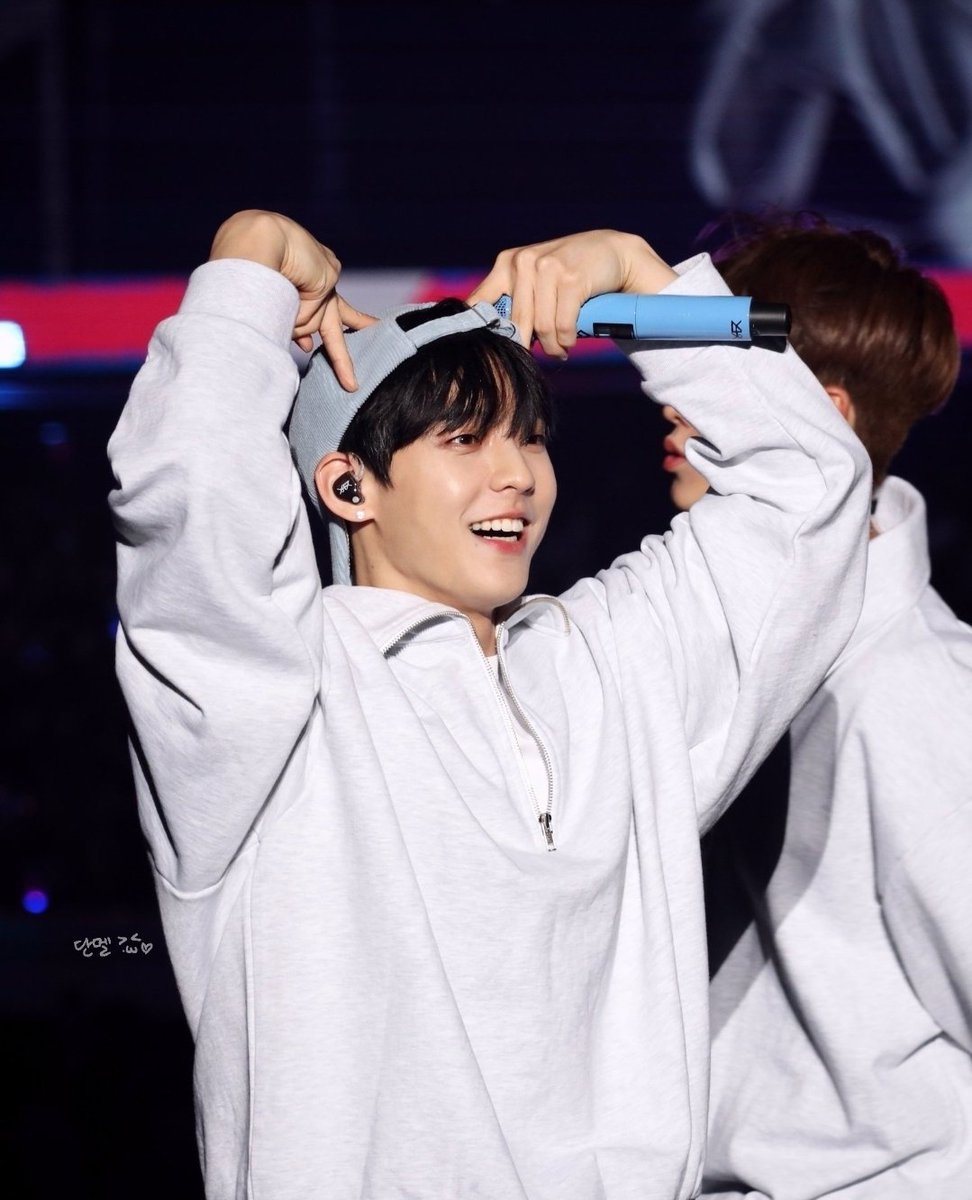 우리를 보는 미녁이의 눈이 아직도 잊혀지지가 않아 벌써 1년이 훌쩍 넘었지만 그때의 미녁이를 기억하며 아직까지 살아갈 힘을 받고있어 많이 사랑해 맛있는거 많이 먹고 푹자자 잘 자 오늘도 수고했어