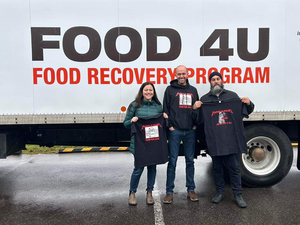 We had @LisaMarieBarron and @theJagmeetSingh lending a hand at our Free Food Market, thank you for your help on that wet and cold Friday and for your support of our new warehouse project! #Food4All #VancouverIsland