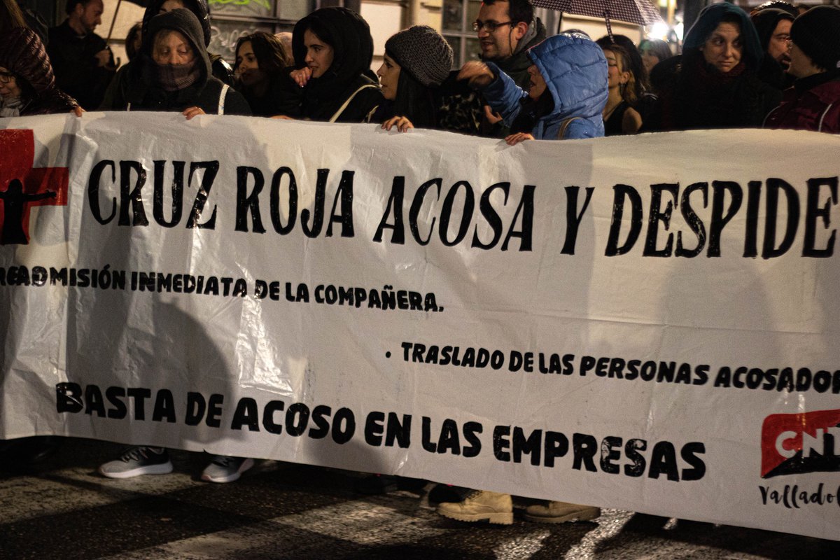 🙋‍♀️ Escucha @CruzRojaEsp  este #8M en #Valladolid 
 cientos de personas se enteraron de que  #CruzRojaAcosa y #CruzRojaDespide a las trabajadoras que denuncian situaciones de acoso en @cruzrojava #DíaDeLaMujerTrabajadora   #BloqueCríticoFeminista