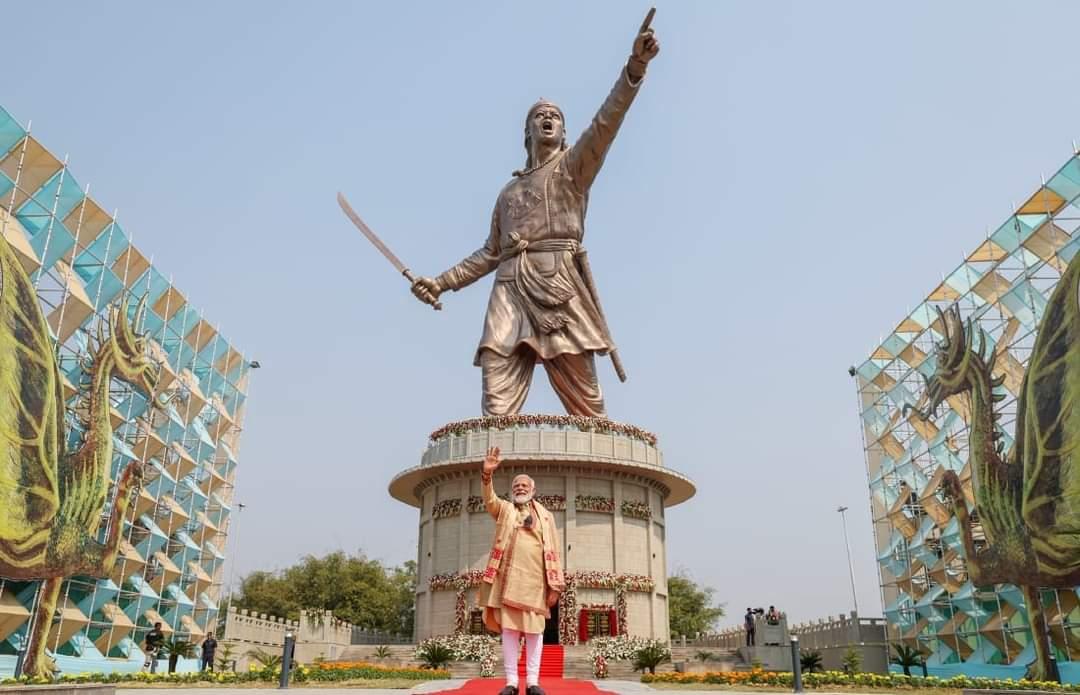 manabdeka's tweet photo. Hon'ble Prime Minister, Shri @narendramodi ji, today unveiled the statue of Mahabir Lachit Borphukan, a symbol of bravery, sacrifice and valour of the Assamese at Holongapar in Jorhat.  

I am proud to be present at the auspicious unveiling ceremony of the statue of Mahabir Lachit Borphukan along with Hon'ble Chief Minister Dr. @himantabiswa dangoriya and witness the historic moment. 

I would like to express my sincere thanks and gratitude to HPM, Modiji, and HCM, Dr. @himantabiswa, for the steps taken to establish the brave legacy of Mahavir Lachit Borphukan in the global stage.