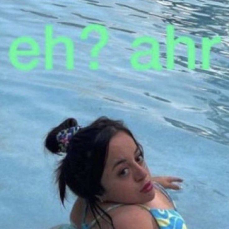 le estaba dando besos a mi novio para que se despierte y me corre la cara (dormido) diciendo "me vas a romper el escudo" ??????