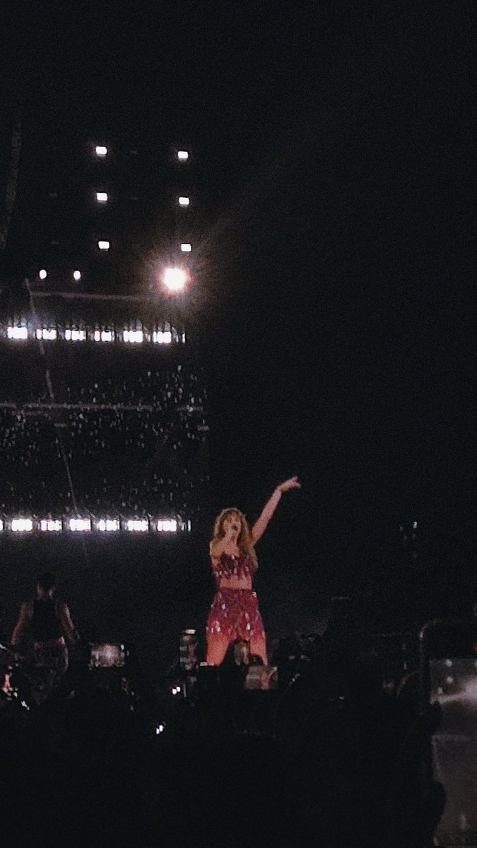 swifia_'s tweet photo. she said remember this moment 🫶✨ super enchanted to meet u, @taylorswift13 !!! 

#TheErasTourSingapore #240307 https://t.co/DeFjVjSrbZ