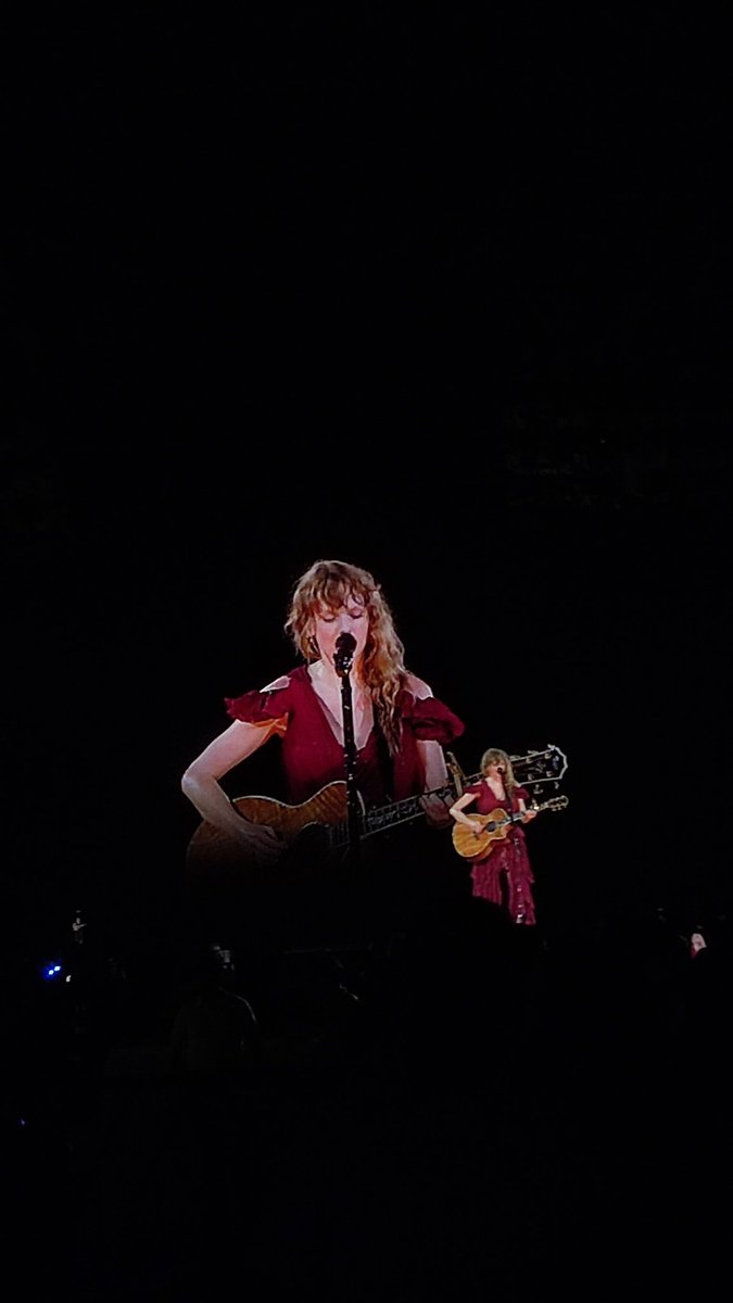swifia_'s tweet photo. she said remember this moment 🫶✨ super enchanted to meet u, @taylorswift13 !!! 

#TheErasTourSingapore #240307 https://t.co/DeFjVjSrbZ