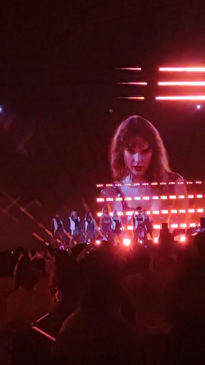 swifia_'s tweet photo. she said remember this moment 🫶✨ super enchanted to meet u, @taylorswift13 !!! 

#TheErasTourSingapore #240307 https://t.co/DeFjVjSrbZ