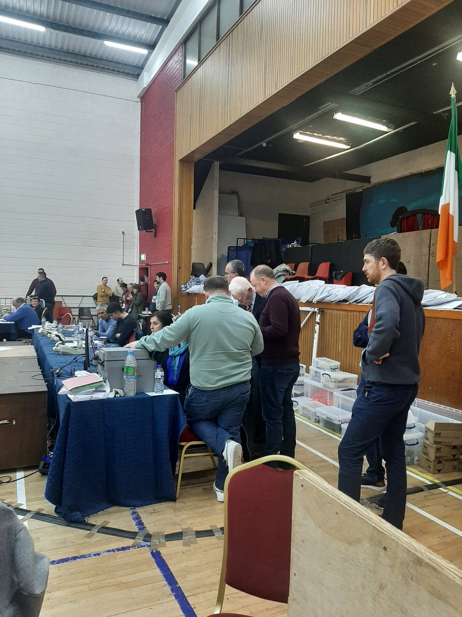 Hoping we are close to a result on Care Amendment here as Returning Officer Derry Buckley confers with senior count staff at Galway East referendum count centre @rtenews #Referendum