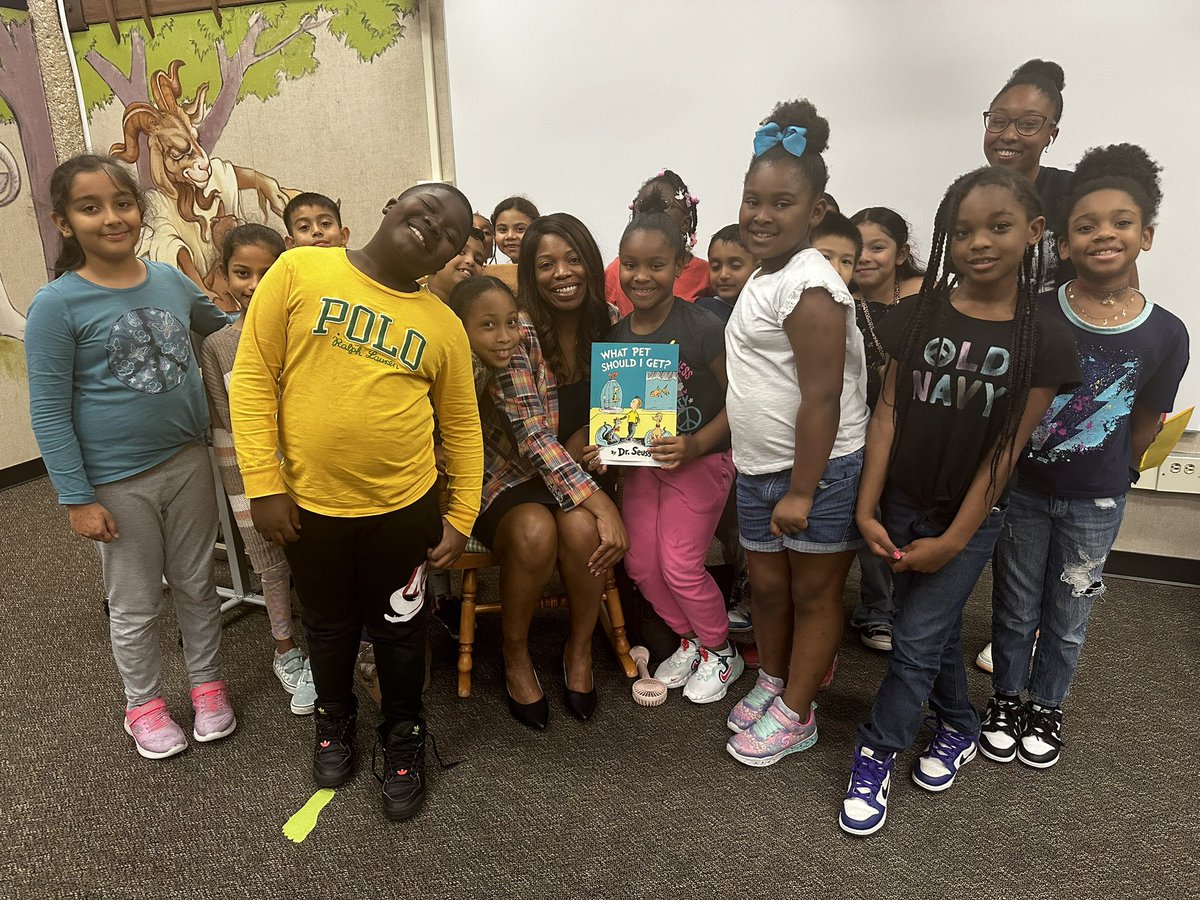 The highlight of a jam packed week. Thanks @DE_Vikings for inviting me to Read Across America. My naturally dramatic personality came in handy. Sharing a good read aloud puts me in my happy place.