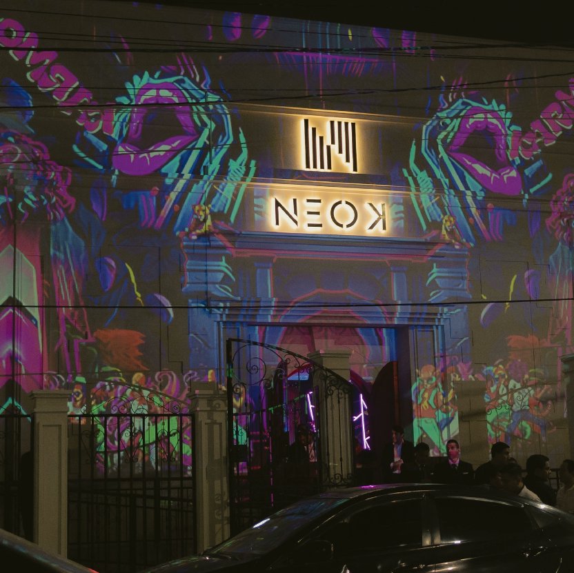 TrujilloManyas's tweet photo. Un trágico accidente ocurrió en horas de la noche de este 8 de marzo en el interior de reconocida discoteca "Neok". Una joven de 28 años perdió la vida mientras se encontraba ensayando dentro del local, aparentemente le habría caído una luminaria en la cabeza.

Fuente: SOL TV. https://t.co/YBXCCMfxgF