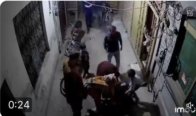MaryamNSharif's tweet photo. A woman in Gulshan-e-Ravi Lahore was beaten &amp; thrown off the second floor by her mother-in-law, husband and brother-in-law for not serving ‘quality food’. One of the main accused arrested &amp; others hunted down. https://t.co/MkCG1WAKss