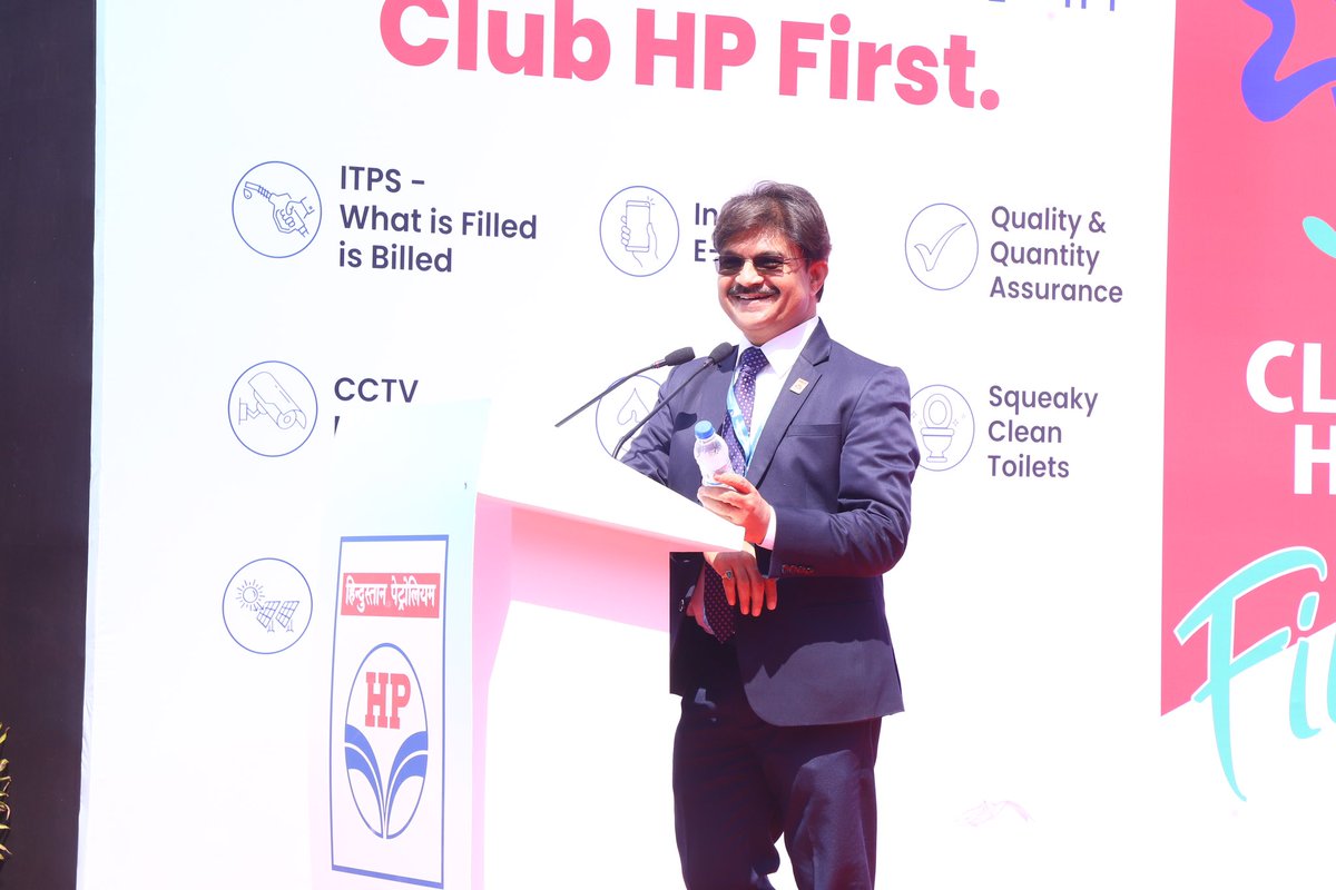 HPCL_Delhi's tweet photo. Dir(M) & ED(R) HPCL unveiled new brand initiative “Club HP First” at Servicircle, Delhi today. GM I/c (NZ) ,Sh Avinash Jain and Head Region Anju Misra along with other senior officials. Brand promises e-bill & focus on customer centric initiatives .
#AchLagtaHai #ClubHPFirst https://t.co/kugTvb12wm