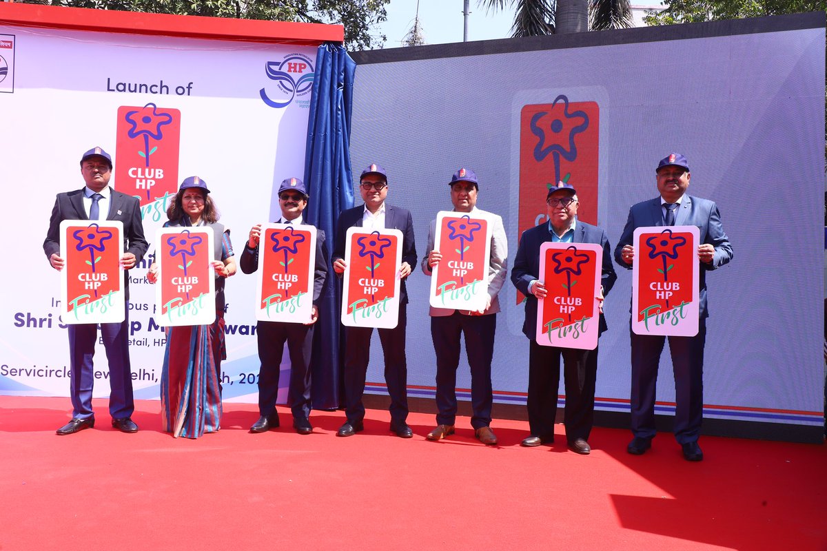 HPCL_Delhi's tweet photo. Dir(M) & ED(R) HPCL unveiled new brand initiative “Club HP First” at Servicircle, Delhi today. GM I/c (NZ) ,Sh Avinash Jain and Head Region Anju Misra along with other senior officials. Brand promises e-bill & focus on customer centric initiatives .
#AchLagtaHai #ClubHPFirst https://t.co/kugTvb12wm