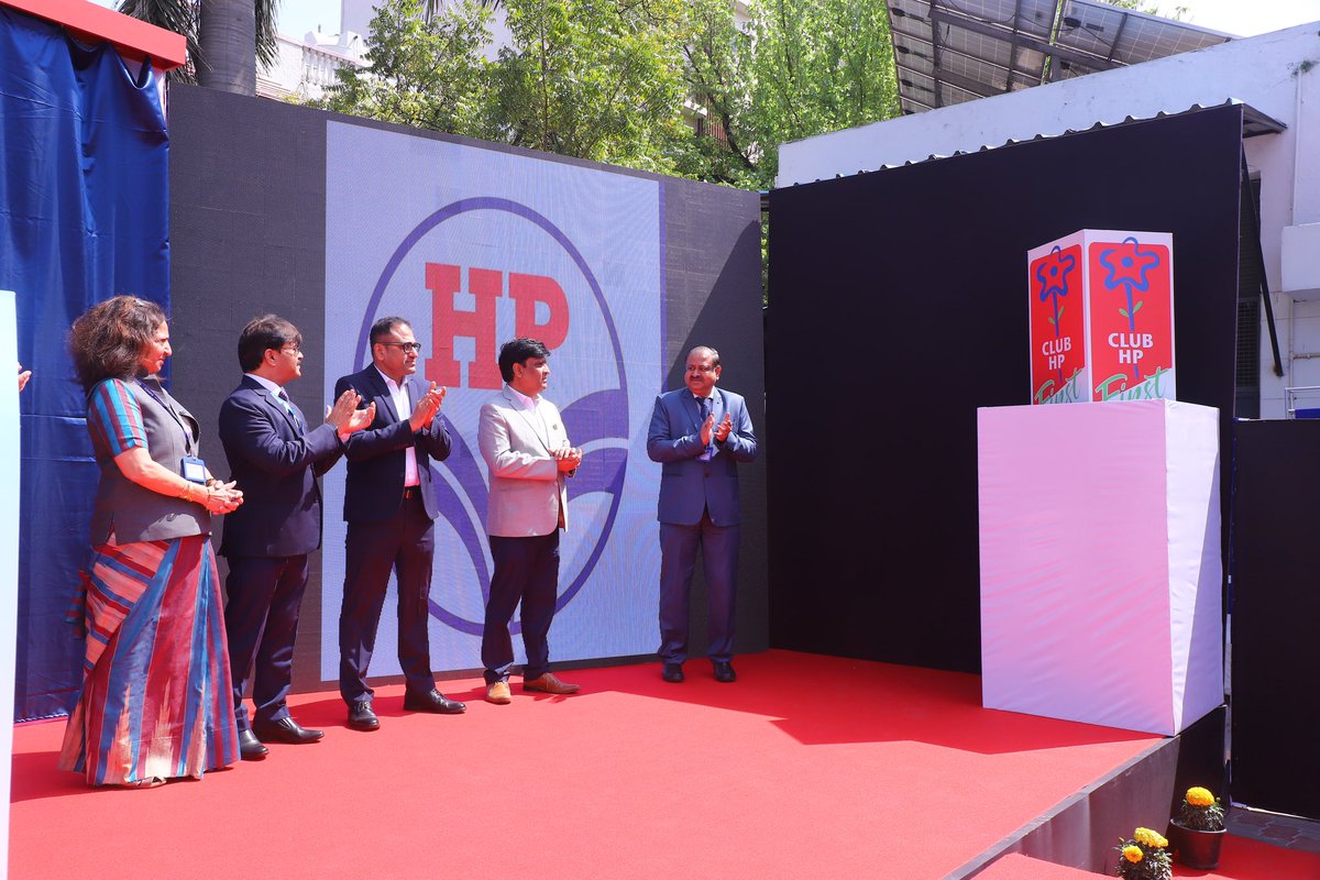 HPCL_Delhi's tweet photo. Dir(M) & ED(R) HPCL unveiled new brand initiative “Club HP First” at Servicircle, Delhi today. GM I/c (NZ) ,Sh Avinash Jain and Head Region Anju Misra along with other senior officials. Brand promises e-bill & focus on customer centric initiatives .
#AchLagtaHai #ClubHPFirst https://t.co/kugTvb12wm