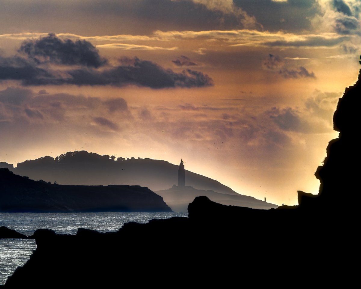 Regalo de solpor. Torre de Hércules desde praia de Estacas en Ares.